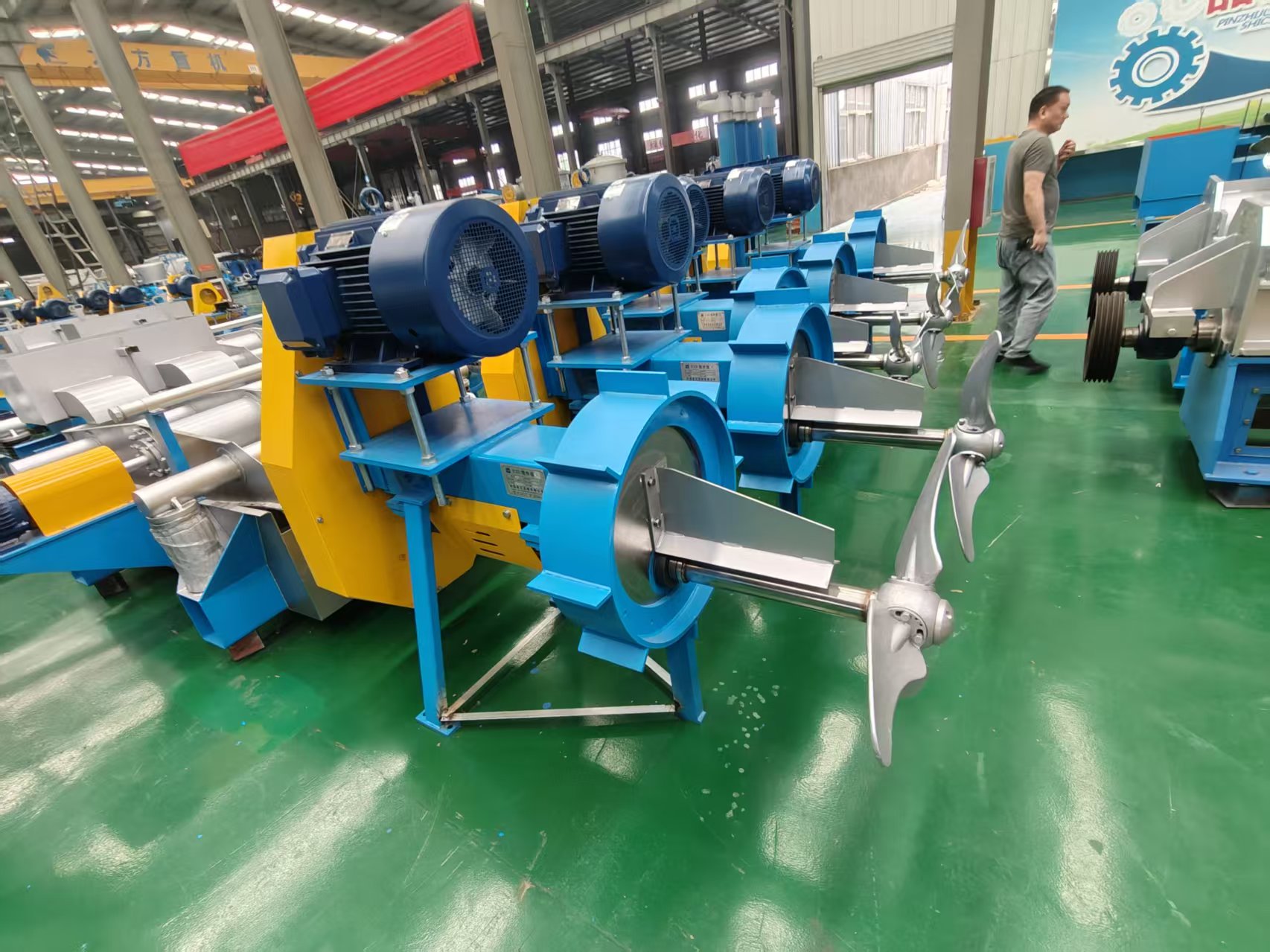 Side-entry pulp agitators, factory-assembled for lateral tank mounting