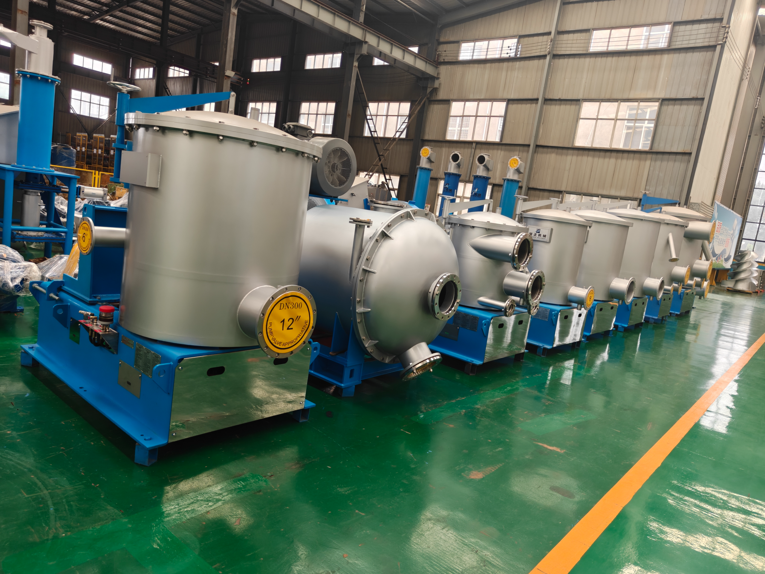 Slotted pressure screen basket pattern for fine screening