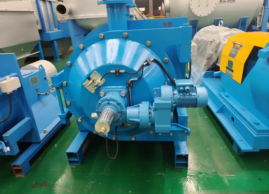 Double disc refiner drive end with flanged inlet outlet and main shaft