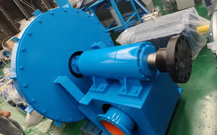 Disc refiner gap engineering for low consistency stock preparation